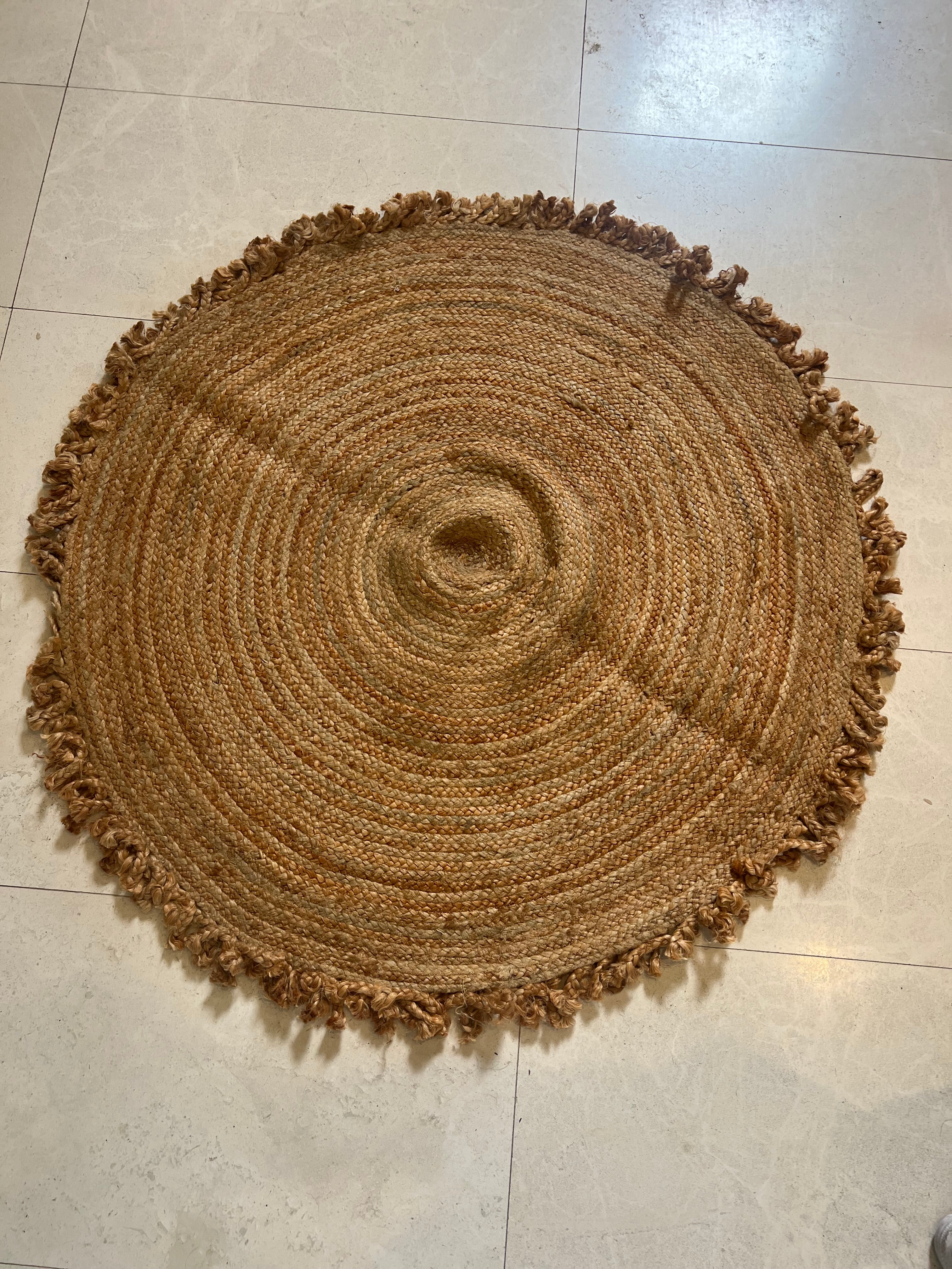 Natural Jute Round Rug featuring Tassels - Stylish and eco-friendly home decor